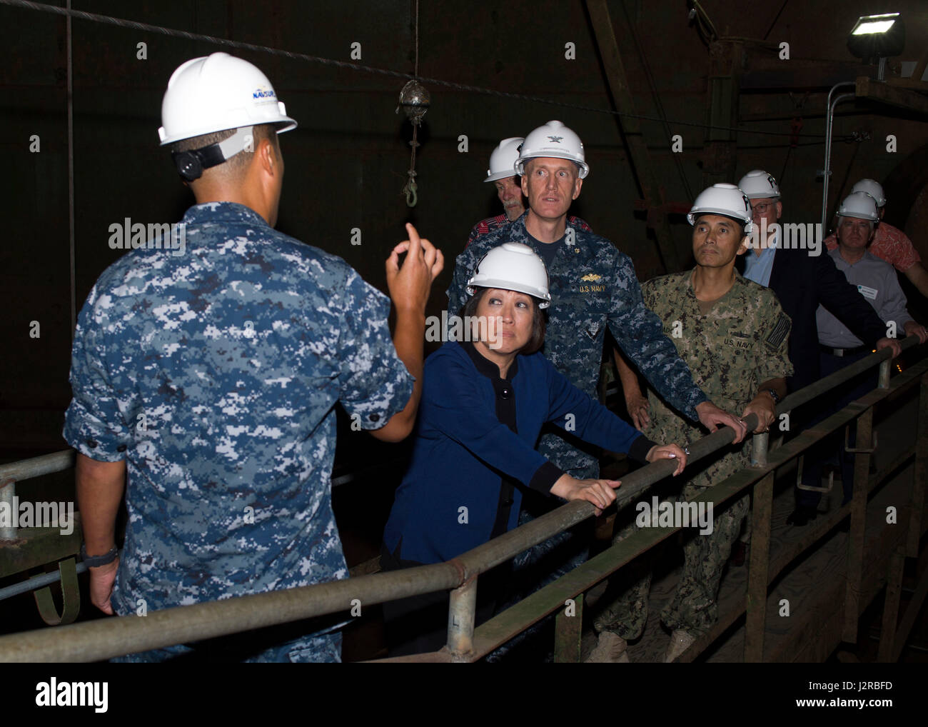 170421-N-ON468-058 PEARL HARBOR (21. April 2017) Captain Ken Epps, Kommandierender Offizier der NAVSUP Fleet Logistics Center Pearl Harbor, Hawaii spricht 1. Bezirk Kongressabgeordneten Colleen Hanabusa und Gäste bei einem Besuch am gemeinsamen Basis Pearl Harbor‐Hickam. Die Kongressabgeordnete und andere Gäste besuchten die modernisierten Red Hill Bulk Kraftstoff Lagerstätte, wo Fachexperten zeigte wie die Marine die Anlage als eine nationale strategische Ressource verwaltet. Red Hill bietet Kraftstoff im Ausland betreiben, während Gewährleistung von Trinkwasser im Bereich sicher bleibt. (U.S. Navy Photo von Mass Communication Specialist Stockfoto