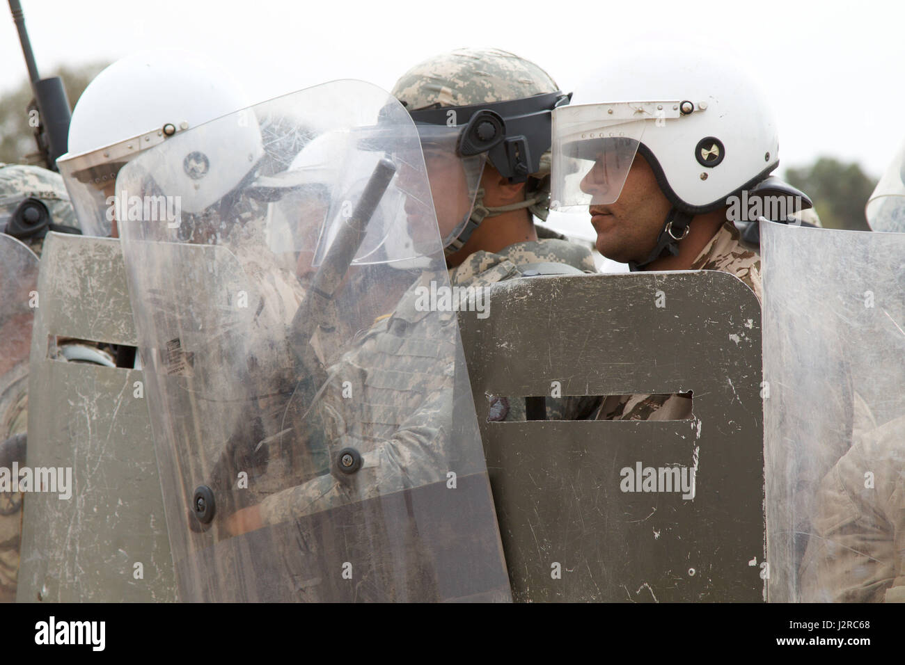 US-Soldaten aus Cary en 805th Military Police Company beteiligen Gruppenkontrolle training mit Alpha 3. Marine Flotte Bekämpfung des Terrorismus Security Team (schnell) und königliche marokkanische Streitkräfte während der Übung afrikanischen Löwen 17 23. April um Tifnit, Marokko. Übung African Lion ist eine jährlich geplanten, kombinierte multilateralen Übung zur Verbesserung der Interoperabilität und das gegenseitige Verständnis jeder Nation Taktiken, Techniken und Verfahren. (US Army Reserve Foto Spc Tynisha L. Daniel) (Freigegeben) Stockfoto