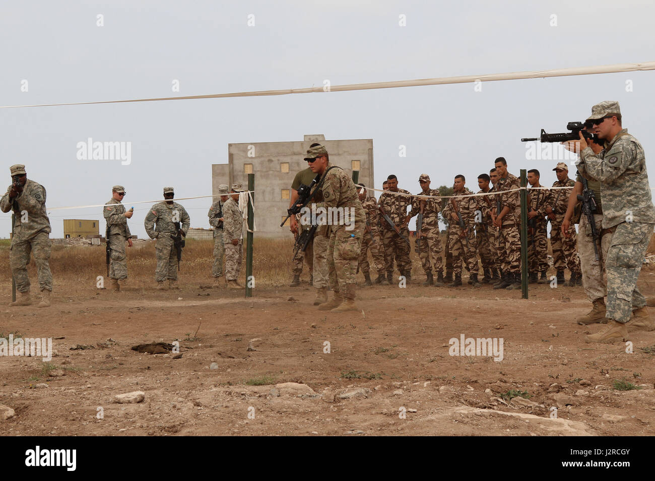 US-Soldaten, die Vertretung der 805th Military Police Company, runden Raum clearing Ausbildung während der Übung afrikanischen Löwen 17 24. April um Tifnit, Marokko. Durch zusammen zu trainieren, das US-Militär und die marokkanische Armee wird weiter ausbauen, Taktiken, Techniken und Verfahren, die Interoperabilität zwischen den beiden Armeen zu verbessern. (US Army Reserve Foto Spc Tynisha L. Daniel) (Freigegeben) Stockfoto