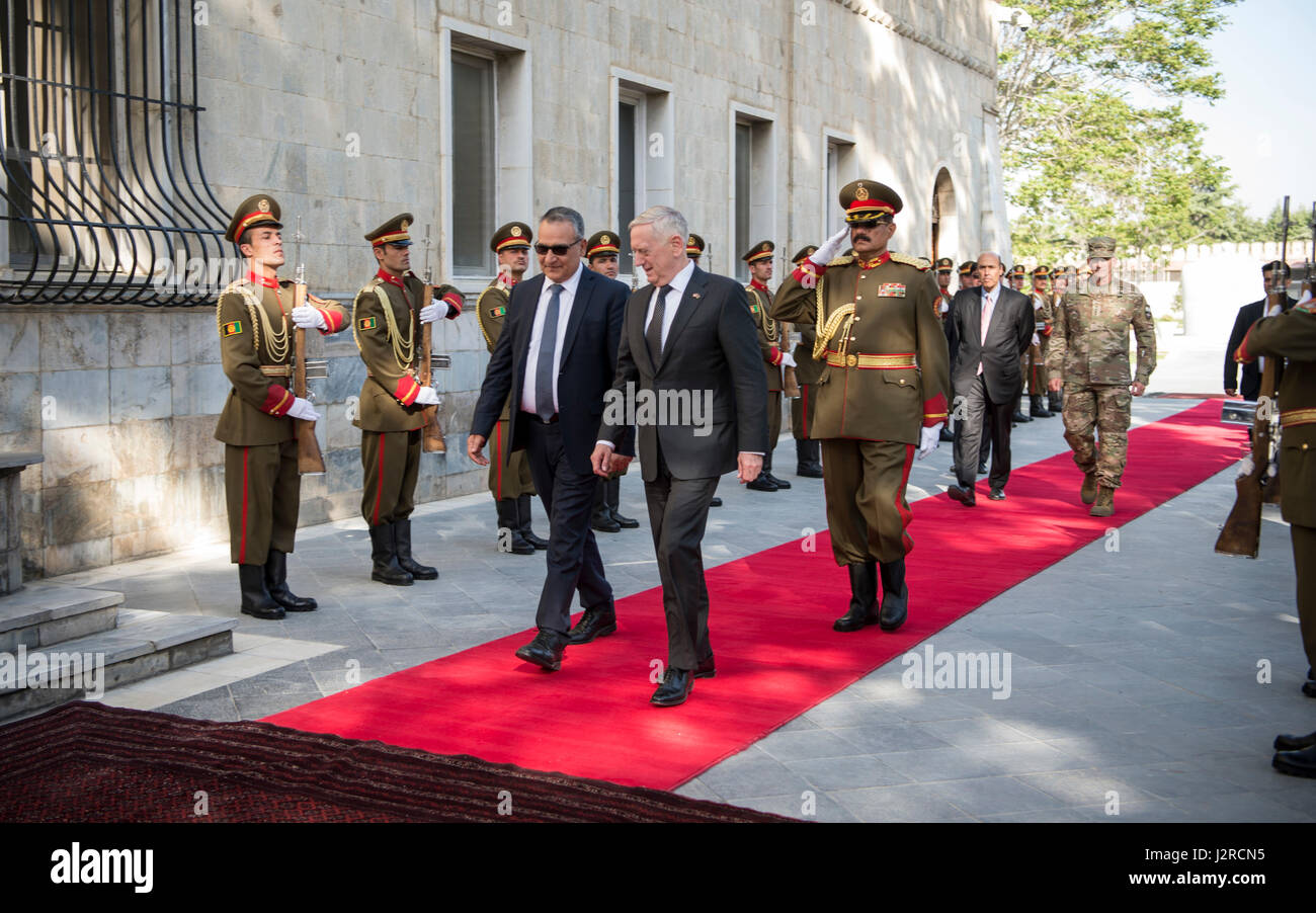 US-Verteidigungsminister Jim Mattis kommt bei der Palast Afghanistans Präsident Ashraf Ghani in Kabul, Afghanistan, 24. April 2017. (Foto: U.S. Air Force Tech Sgt. Brigitte N. Brantley DOD) Stockfoto