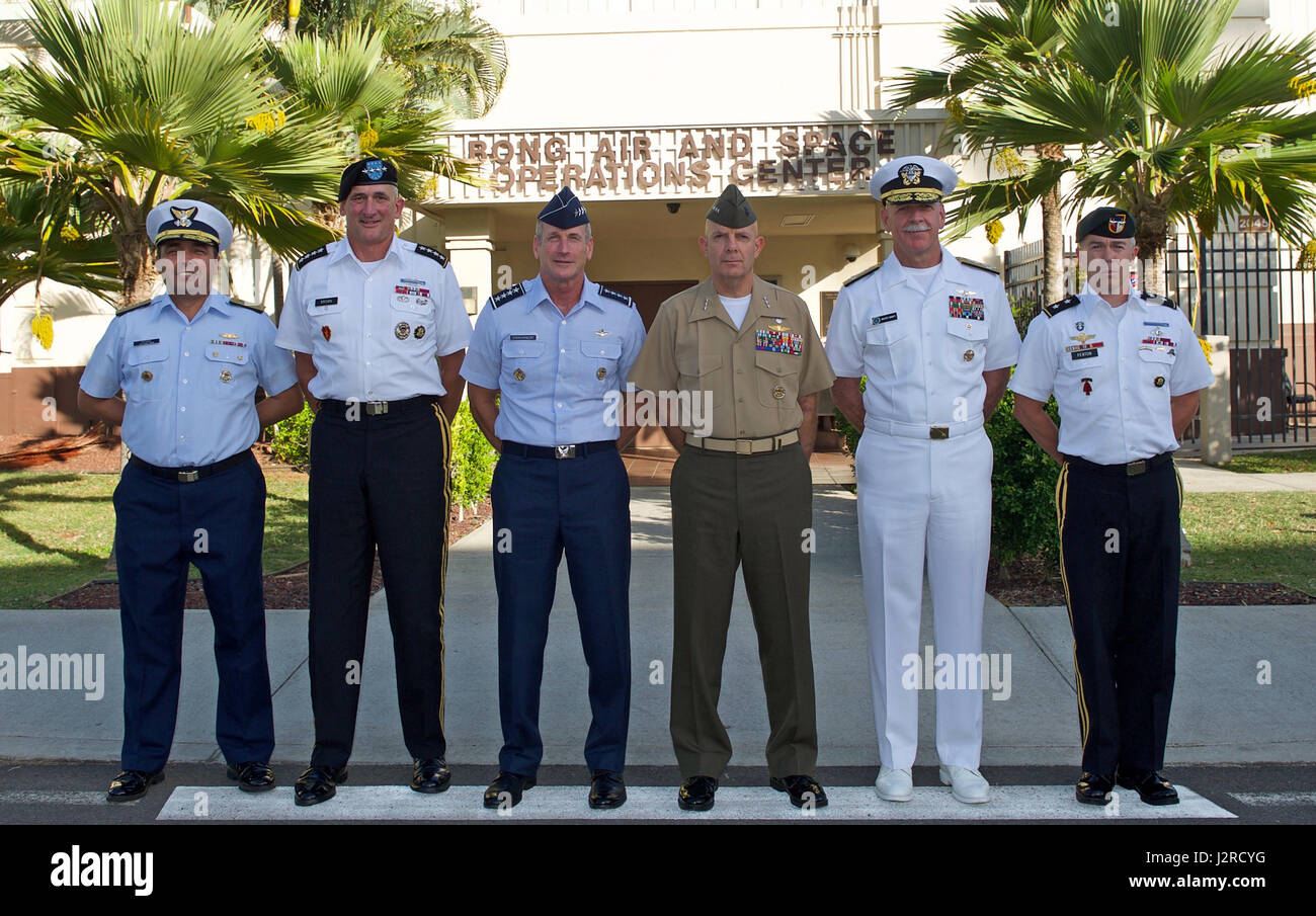 US Pacific Command Komponente Kommandanten posieren für ein Gruppenfoto während der dritten jährlichen Komponente Warfighter Gespräche vor der 613th Air Operations Center (AOC) auf gemeinsamer Basis Pearl Harbor-Hickam, Hawaii, 24. April 2017. Die moderierten Diskussionen konzentrieren sich auf die Zukunft der Warfighting im Pazifik. In einem drastisch verändernden PACOM Theater der Operationen ist Kommunikation über die gemeinsame Kraft zwingend notwendig, um die Fähigkeiten von allen Komponenten unter dem 613th AOC gemeinsame Integration und Multidomain-Befehl und Steuerung, Sicherheit und Stabilität in der Indo-Asien-Paci effektiv pflegen zu integrieren Stockfoto