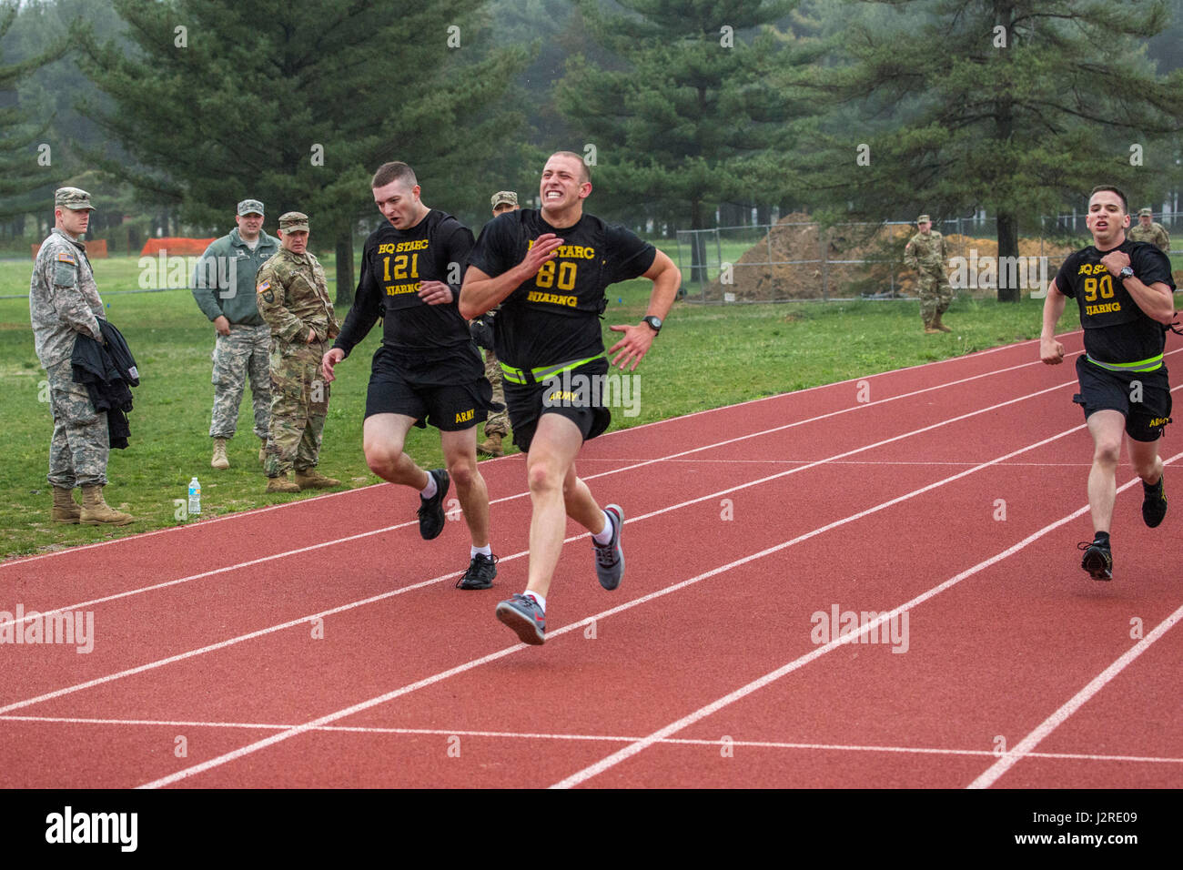 U. S. Armee Sgt. Mitchell Stogel, links, New York Army National Guard; Sgt. Zachary Scuncio, Center, Rhode Island Army National Guard und Spc. Avery Cunningham, Vermont Army National Guard, Rennen bis zur Ziellinie während der zwei-Meile Teil der Armee körperliche Fitness-Test bei der Region 1 Wettbewerb beste Krieger Wettbewerb am Joint Base McGuire-Dix-Lakehurst, New Jersey, 25. April 2017 laufen. Vierzehn Soldaten aus den sechs Neuengland-Staaten, New Jersey und New York konkurrieren in der dreitägigen Veranstaltung, 25-27 April 2017, welche Features Ereignisse zeitgesteuerte, einschließlich Häuserkampf Simulationen, eine 12-Meilen-Zone Stockfoto
