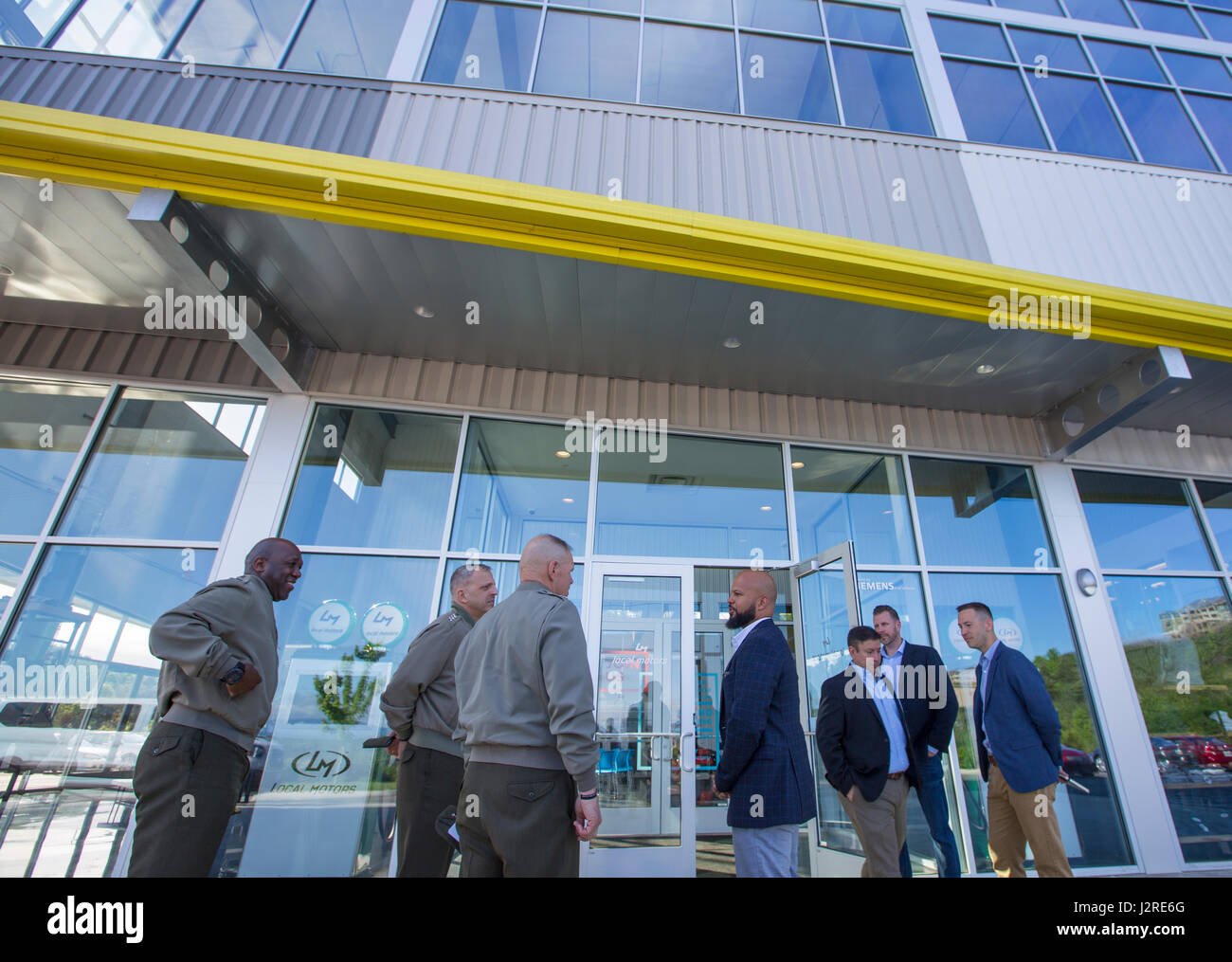 Kommandant der Marine Corps General Robert B. Neller, Zentrum, trifft sich mit Local Motors Mitarbeiter an die lokalen Motoren Microfactory, Knoxville, Tennessee, 25. April 2017. Neller besucht, um besser zu verstehen, innovative Co-Kreation und Fertigung. (Foto: U.S. Marine Corps CPL Samantha K. Braun) Stockfoto