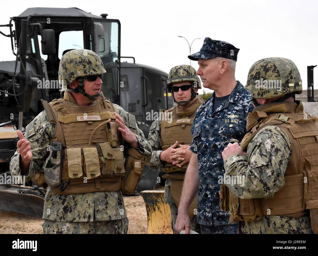 170425-N-VJ282-070 NAVAL STATION ROTA, Spanien (25. April 2017) - Equipment Operator 1. Klasse Jared Vehrs, Naval Mobile Bau-Bataillon 1 zugewiesen bespricht Erdbewegungsmaschinen Betrieb mit Vice Admiral Christopher Grady, Commander, U.S. 6. Flotte, während seines Besuchs in Rota, Spanien Naval Station (NAVSTA), 25. April 2017. Während Grady erster Besuch in NAVSTA Rota da übernahm er Befehl von US 6. Flotte, er Commander, Task Force 68 Fähigkeiten Ausstellung, traf sich mit spanischen Marine-Führung teilgenommen und besuchte USS Porter (DDG-78), mit ihrer Führung und Besatzung zu sprechen. U.S. 6. Fl Stockfoto