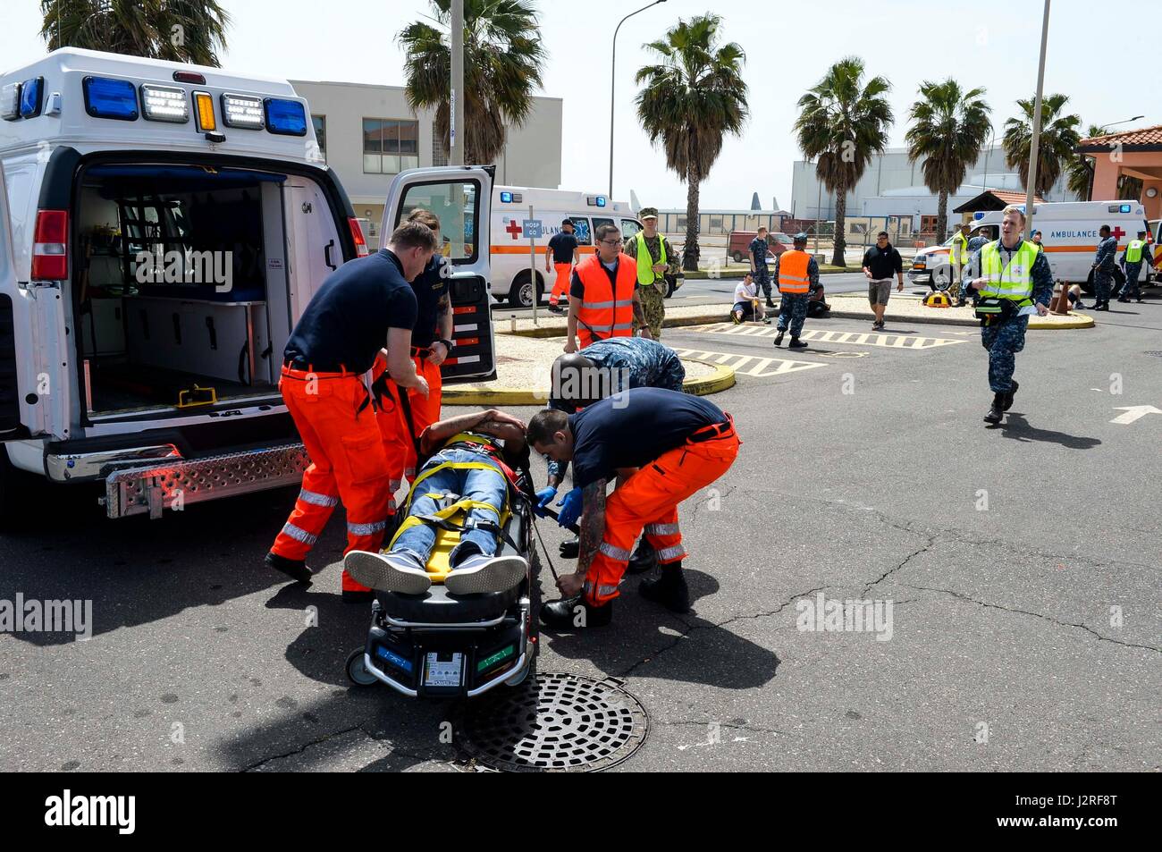 170426-N-OY339-242 SIGONELLA, Sizilien (26. April 2017) – medizinisches Personal reagieren auf einem simulierten Unfall auf der Naval Air Station (NAS) Sigonella während eine aktive Schütze Bohrer für eine Bewertung der Einsatzbereitschaft. NAS Sigonella ist eine operative an Land stützen, die USA, verbündet, ermöglicht und Partnerland zwingt sein, wo sie gebraucht werden und wann sie gebraucht werden, um Sicherheit und Stabilität in Europa, Afrika und Südwestasien zu gewährleisten. (Foto: U.S. Navy Mass Communication Specialist 2. Klasse Christopher Gordon/freigegeben) Stockfoto