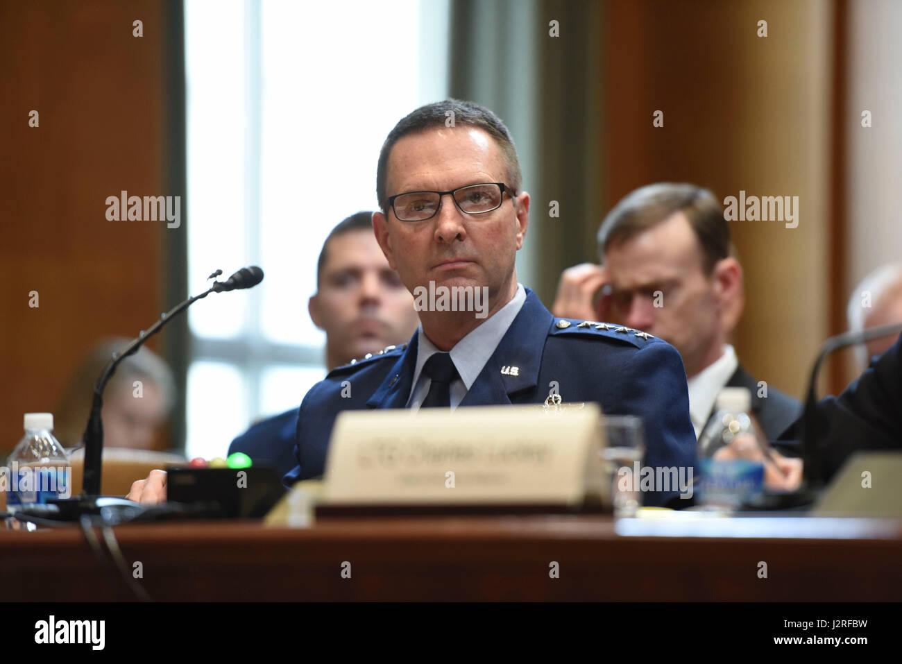 Air Force General Joseph Lengyel, der Chef des National Guard Bureau, hört Unterausschuss, die Mitglieder bei einer Anhörung des Senats Mittel Unterausschuss Verteidigung Nationalgarde und Reserve-Programme und die Bereitschaft, 26. April 2017 äußern. (Nationalgarde Foto von techn. Sgt. Erich B. Smith/freigegeben) Stockfoto