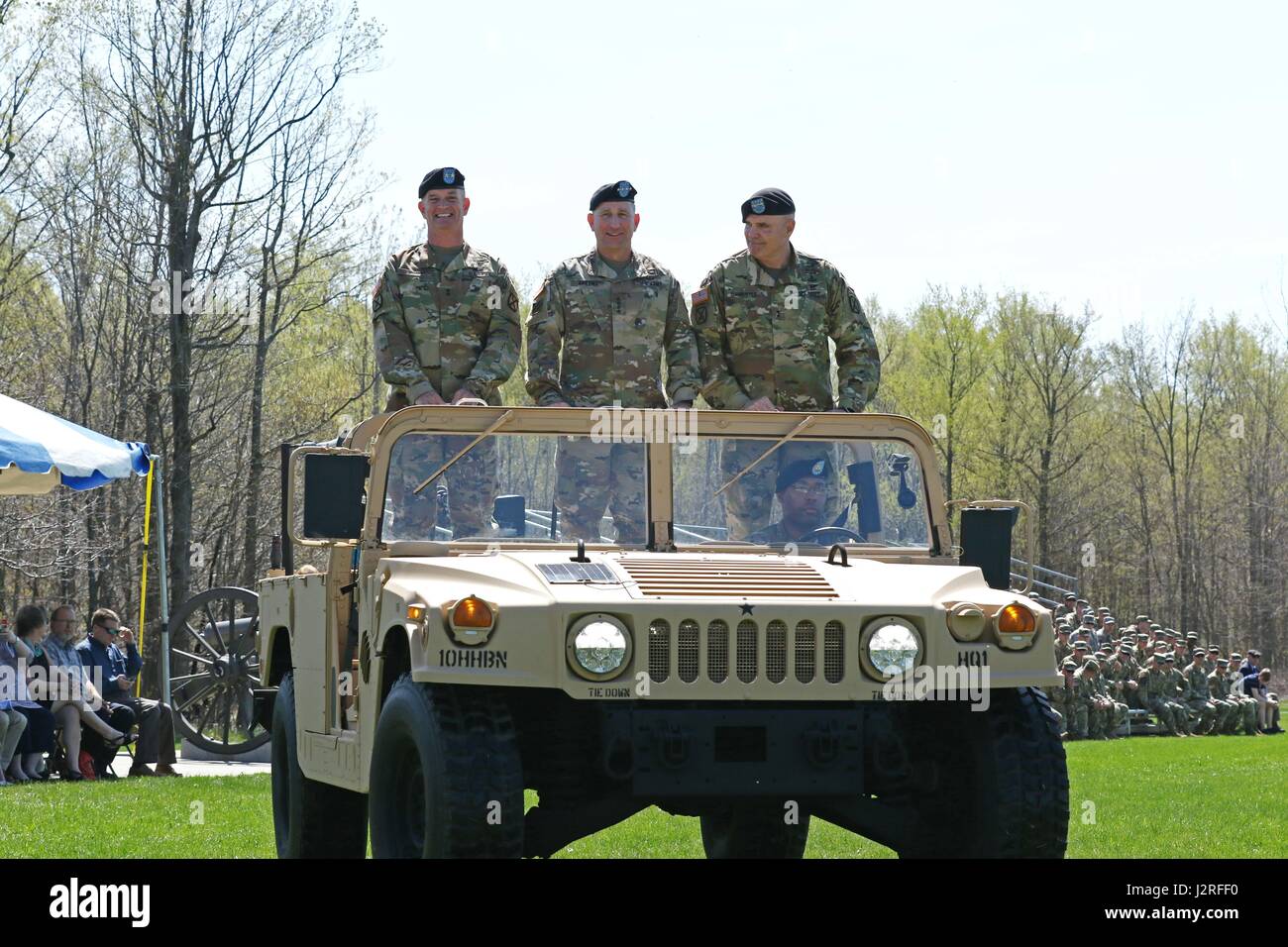 Generalmajor Walter E. Piatt, (links) eingehende Kommandant, 10th Mountain Division, General Robert B. Abrams, (Mitte) Kommandierender General U.S. Army Forces Command und Generalmajor Jeffrey L. Bannister (links), führen einen Pass und überprüfen Sie während der 10. Gebirgsdivision Änderung der Befehl Zeremonie auf Fort-Trommel Sexton Feld am 27. April 2017. (Foto: US-Armee Sgt. James Avery) Stockfoto