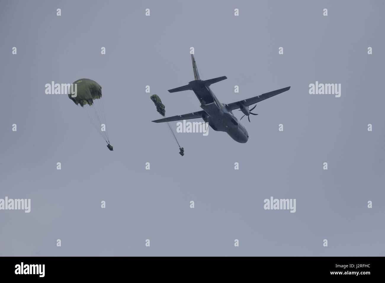 Himmel Soldaten aus C Company, 2. Bataillon, 503. Infanterieregiment, führte 173rd Airborne Brigade eine Kooperation in der Luft und Flugplatz Beschlagnahme mit Armee der Tschechischen Republik während des Trainings einen gemeinsamen Bereich als Teil der Übung Saber Junction 17 in Mimon, Tschechische Republik 17. April 2017. Übung Saber Junction demonstriert die Fähigkeit der 173rd Airborne Brigade zu schnell bewegen und montieren ihre Kräfte in Zusammenarbeit mit NATO-Verbündeten, kritische Ressourcen, die es ermöglicht sichere folgende entscheidende Ausrüstung Land Luft zwingt. Stockfoto