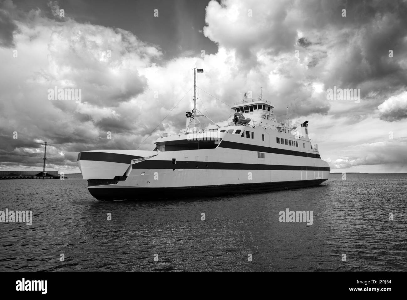 Wassertransport. Sonnigen Tag weiße Fähre ankommt Kai. Stockfoto
