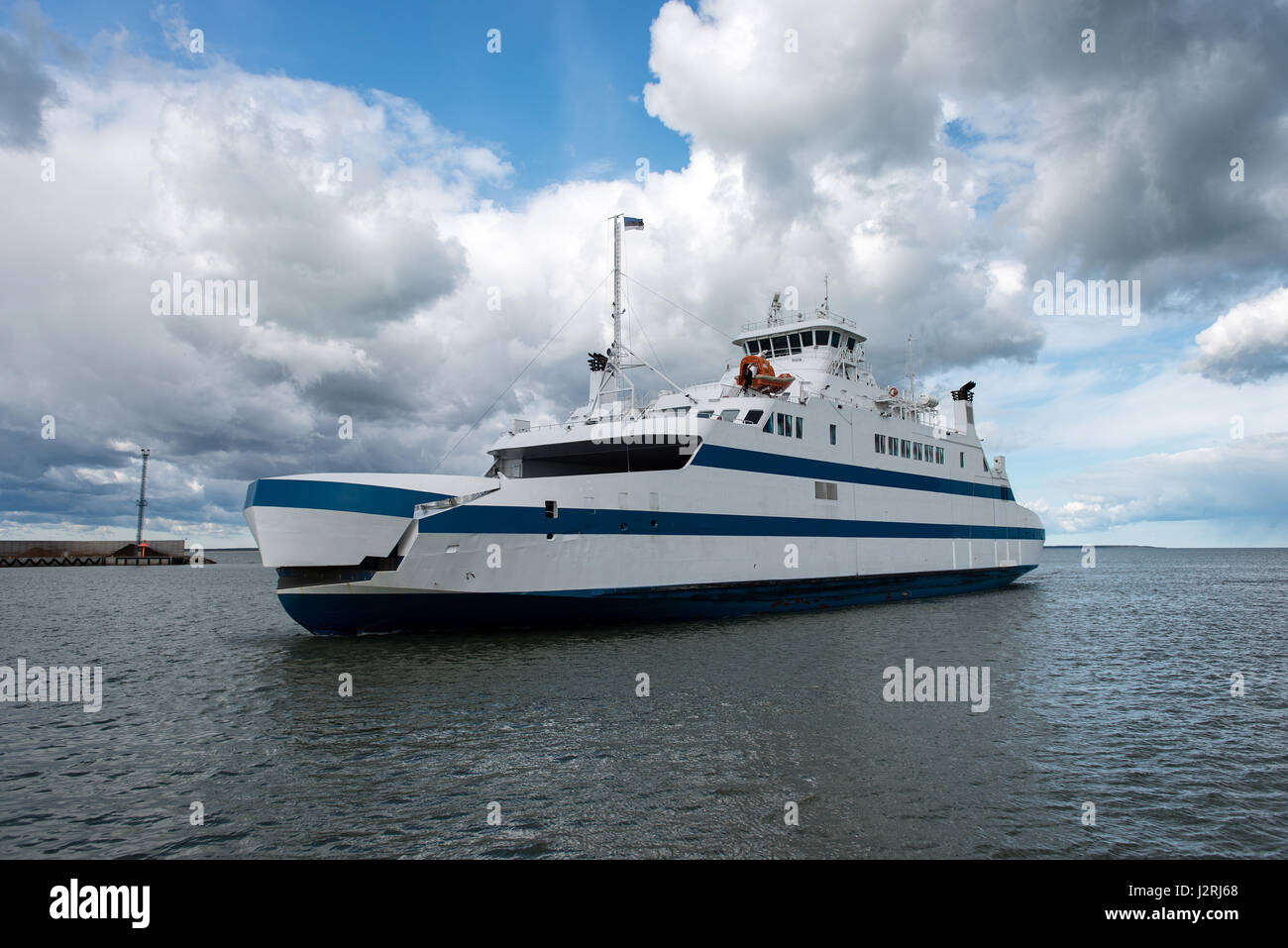 Wassertransport. Sonnigen Tag weiße Fähre ankommt Kai. Stockfoto