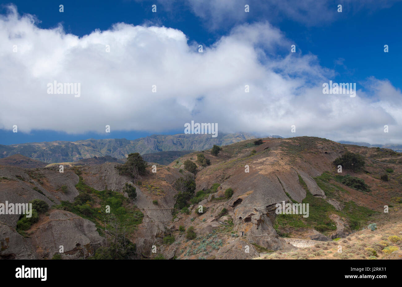 Im Landesinneren Gran Canaria, April, weichen erodierten Berg Montana de Bermejal, die zentralen Berge Las Cumbres im Hintergrund Stockfoto