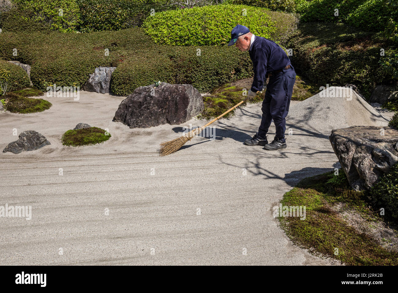 Meigetsuin japanische Gärtner - stellt der Karesansui-Zen-Garten geharkt Sand, Felsen und Pflanzen im Meigetsuin Tempel Garden legendäre Mount Mitglied Stockfoto