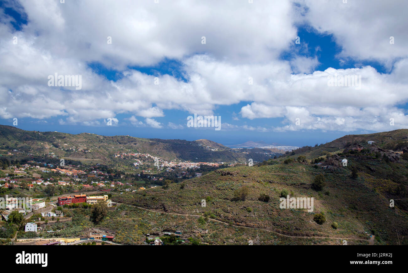 Im Landesinneren Gran Canaria, April, Blick in dicht besiedelten Barranco de Guiniguada, Las Palmas weit entfernt auf der rechten Seite Stockfoto