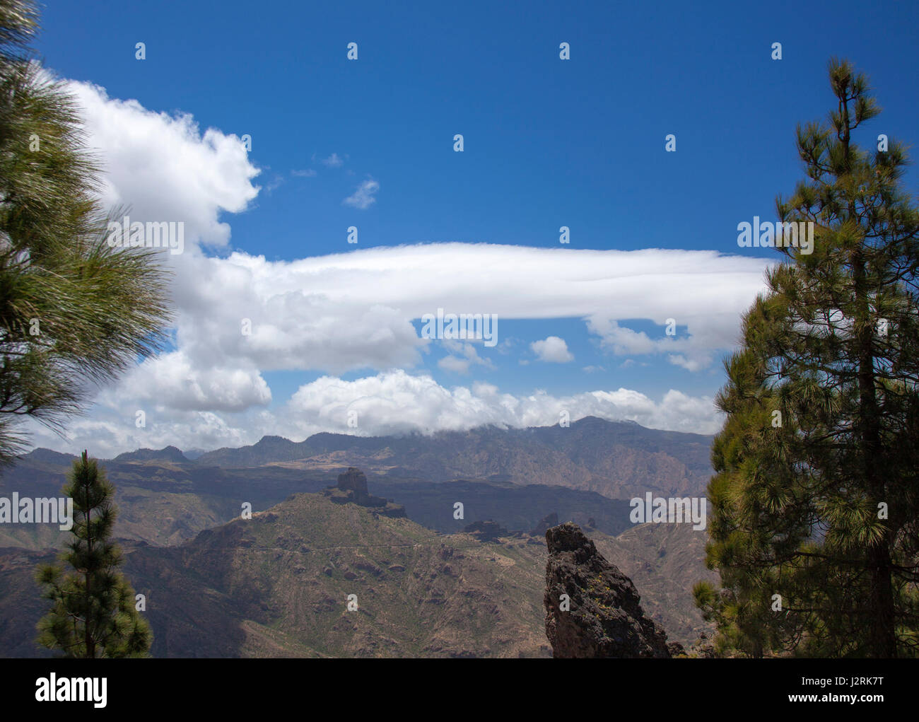 Zentralen Gran Canaria, April, glatt Wid Wolken über Roque Bentayga geblasen Stockfoto