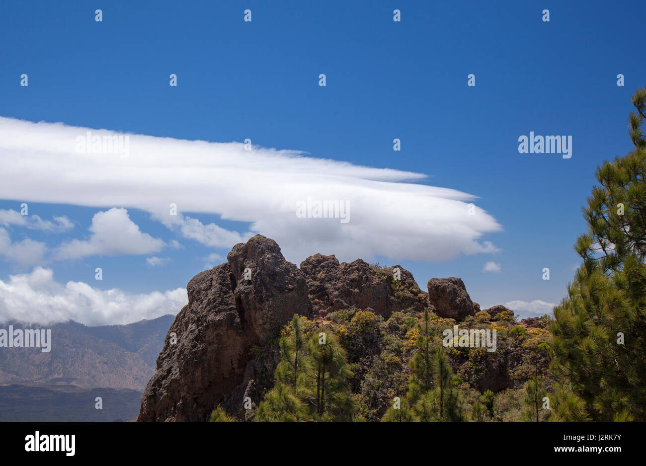 Zentralen Gran Canaria, April, glatt Wid Wolken über Cueva de Caballero Felsen geblasen Stockfoto