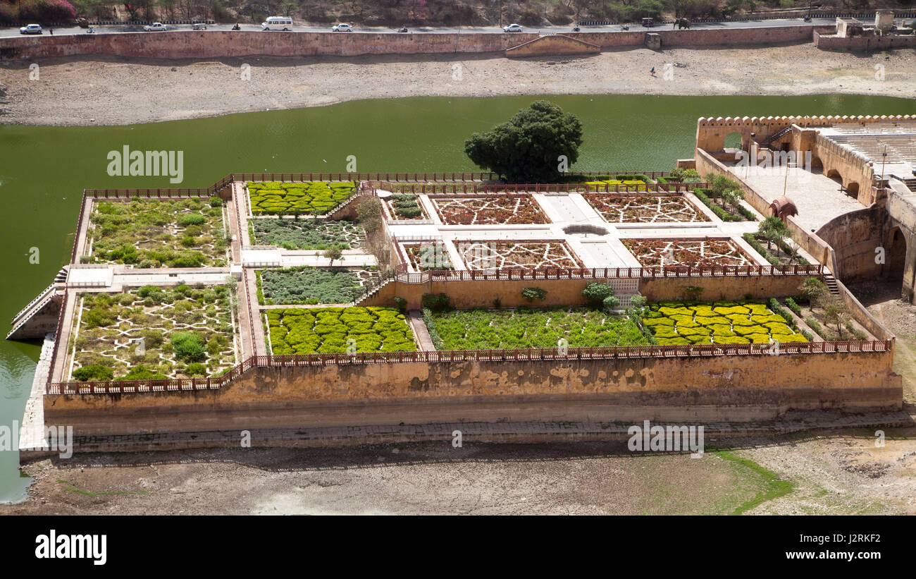 Die Safran-Gärten am Maota-See, die unter das Amber Fort in Jaipur in Rajasthan, Indien liegt. Stockfoto