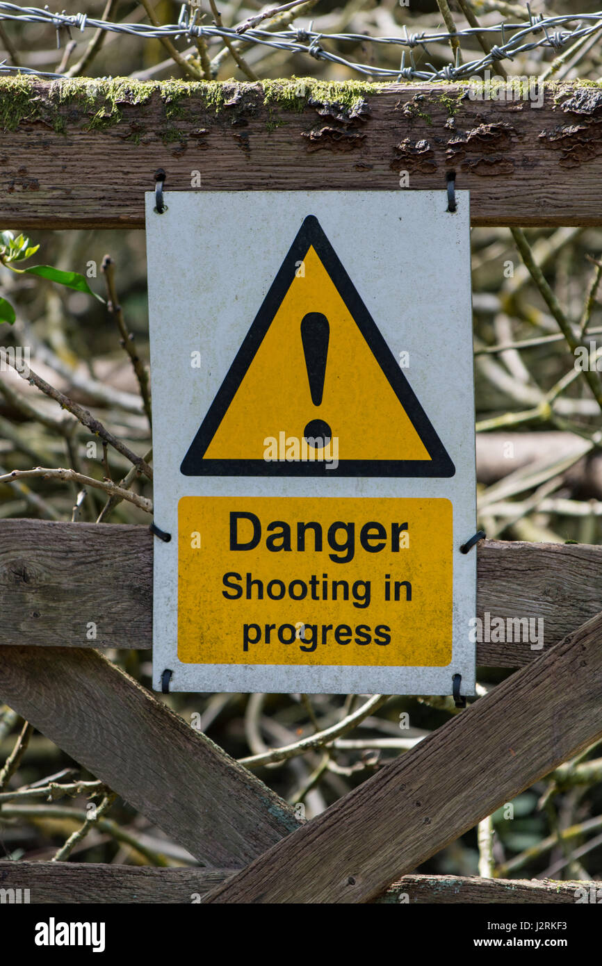 Gefahr, Schießen in progress sign on farm Gate Stockfoto