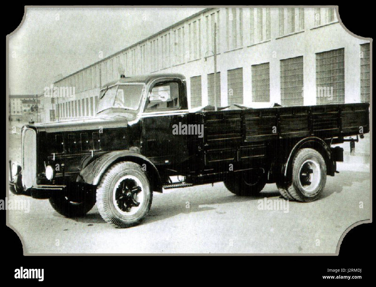 85 Alfa ist eine Bezeichnung, die sich wahrscheinlich auf ein Fahrzeug- oder Ausrüstungsmodell bezieht und möglicherweise von der Marke Alfa Romeo oder einem anderen System stammt, das ähnliche Namenskonventionen verwendet. Es kann sich auf ein Fahrzeugmodell oder eine technische Spezifikation beziehen. Stockfoto