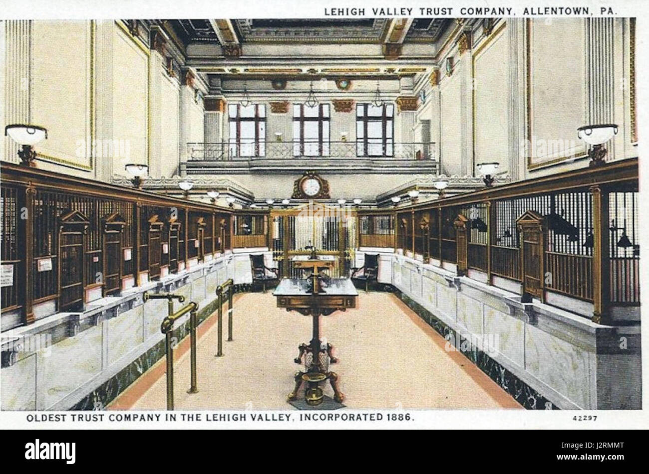 Ein Innenfoto der Lehigh Valley Trust Company aus dem Jahr 1915, das die Bankumgebung und Architektur des frühen 20. Jahrhunderts dokumentiert. Stockfoto