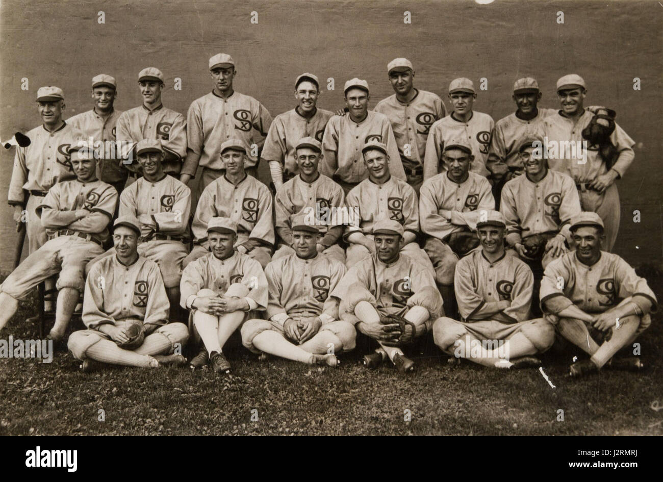 Die Chicago White Sox 1919 waren ein Baseballteam der Major League, das für den Black Sox-Skandal berüchtigt wurde, in dem mehrere Spieler beschuldigt wurden, die World Series im Austausch gegen Bestechungsgelder zu werfen. Stockfoto