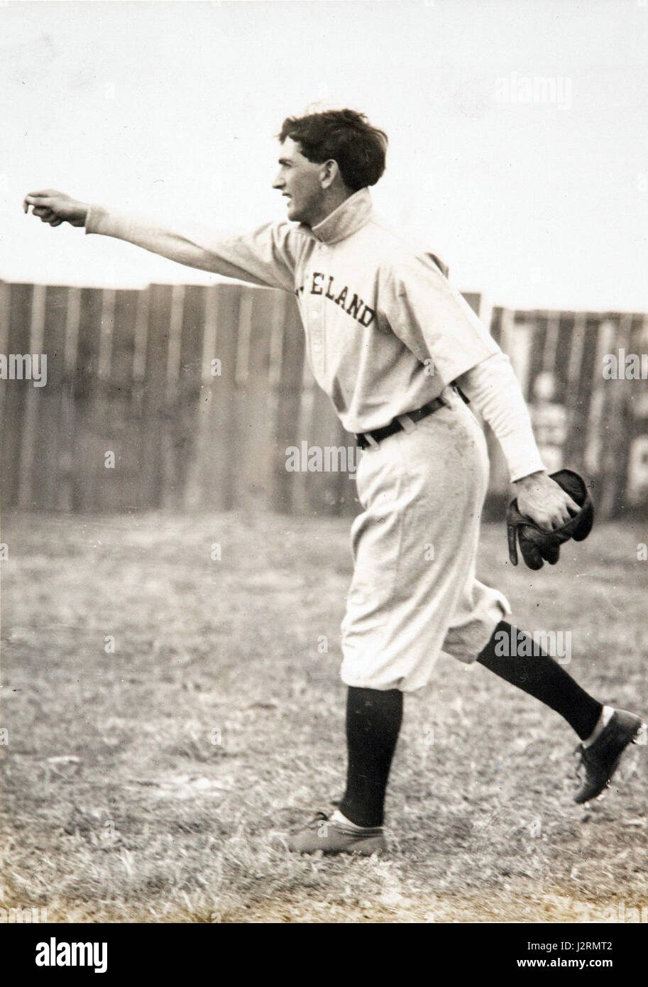 Dieses Bild bezieht sich auf Shoeless Joe Jackson, einen legendären Baseballspieler, der für seine Rolle im Black Sox-Skandal von 1919 bekannt ist. Die Saison 1911 war ein wichtiges Jahr in Jacksons Karriere und spielte für die Cleveland Indians. Stockfoto