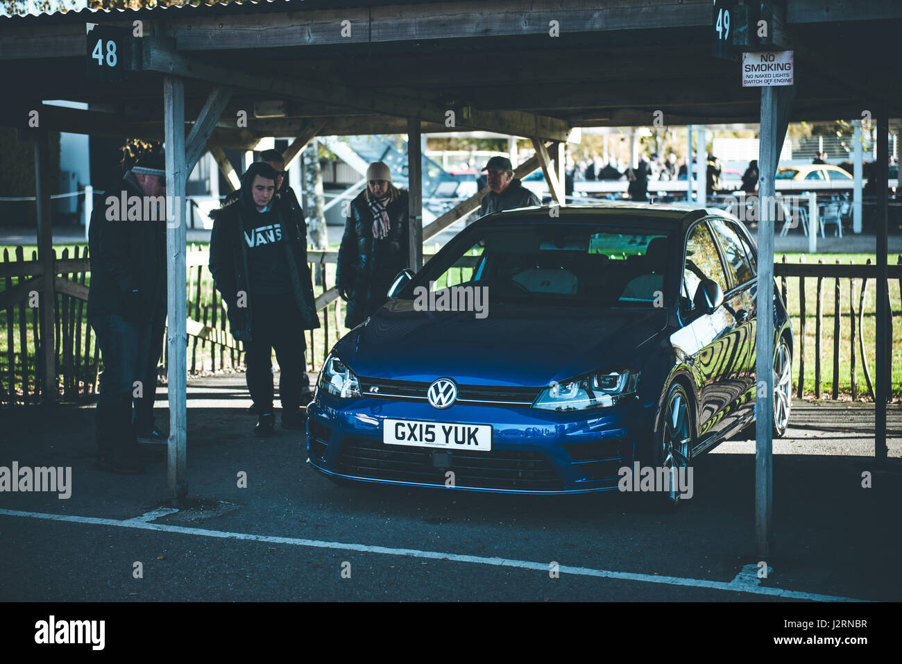 Goodwood Motor Circuit, Chichester, West Sussex, Großbritannien. 6. November 2016. 2015 blauen VW Golf R Fahrzeug in Goodwood Motor Circuit zum Goodwood "Hot Hatch" (Fließheck) Breakfast Club Car Treffen Event an einem kalten, frischen, sonnigen Wintermorgen. © Will Bailey / Alamy Stockfoto