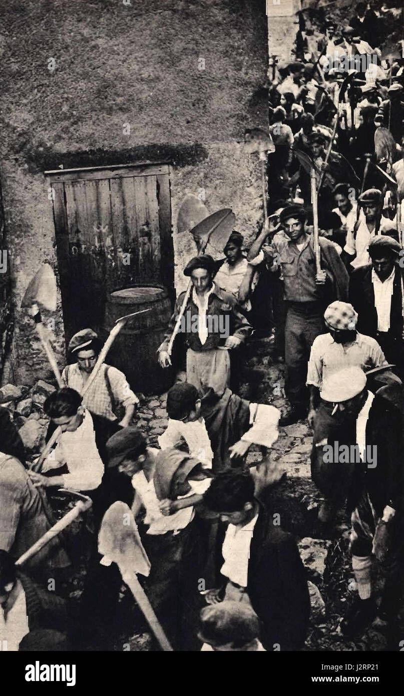 Dieses Bild oder diese Referenz spiegelt wahrscheinlich den Lebensstil und die Aktivitäten der italienischen Bauern im Jahr 1950 wider. Es gibt Einblicke in das ländliche Leben und die landwirtschaftlichen Praktiken des italienischen Nachkriegs. Stockfoto