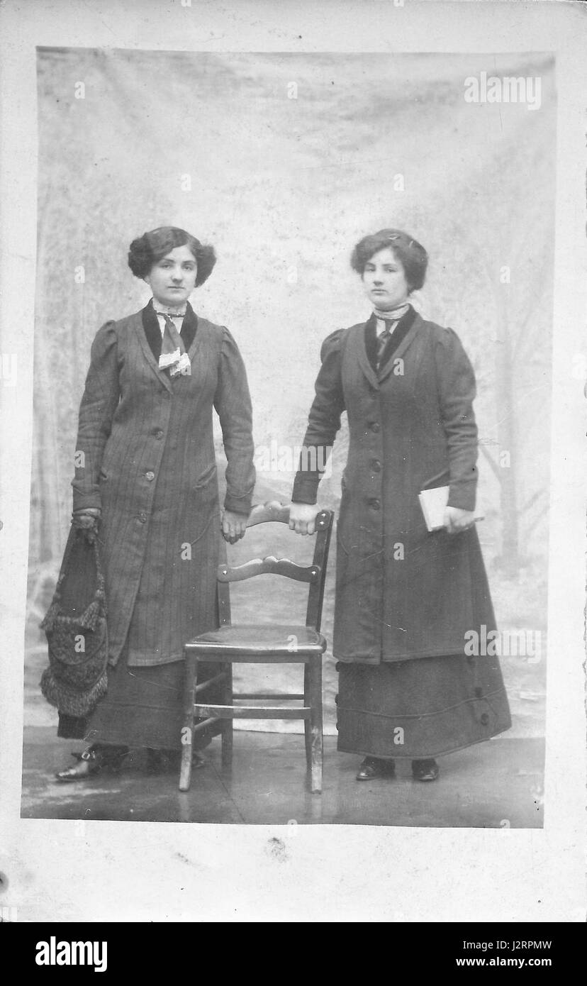 Dieses Foto zeigt zwei Frauen, Alexine und Katharina Galabert, aus dem frühen 20. Jahrhundert. Das Bild bietet einen Einblick in die Mode und Kultur der Zeit und hebt ihre Kleidung und Frisuren hervor. Stockfoto