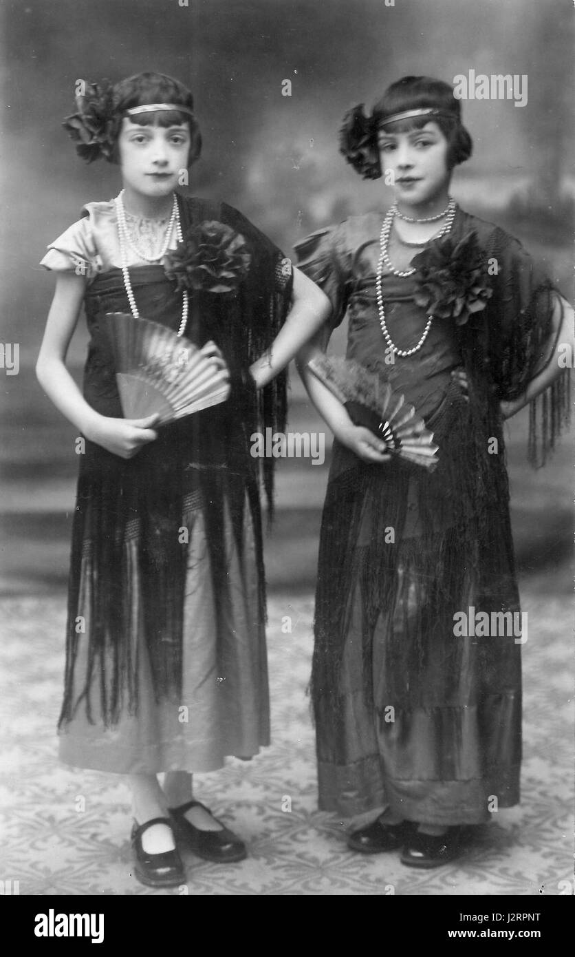 Foto von 1935 mit Lolotte und Maddy Galabert in Kleidern, die beispielhaft für Mode der 1930er Jahre sind. Stockfoto