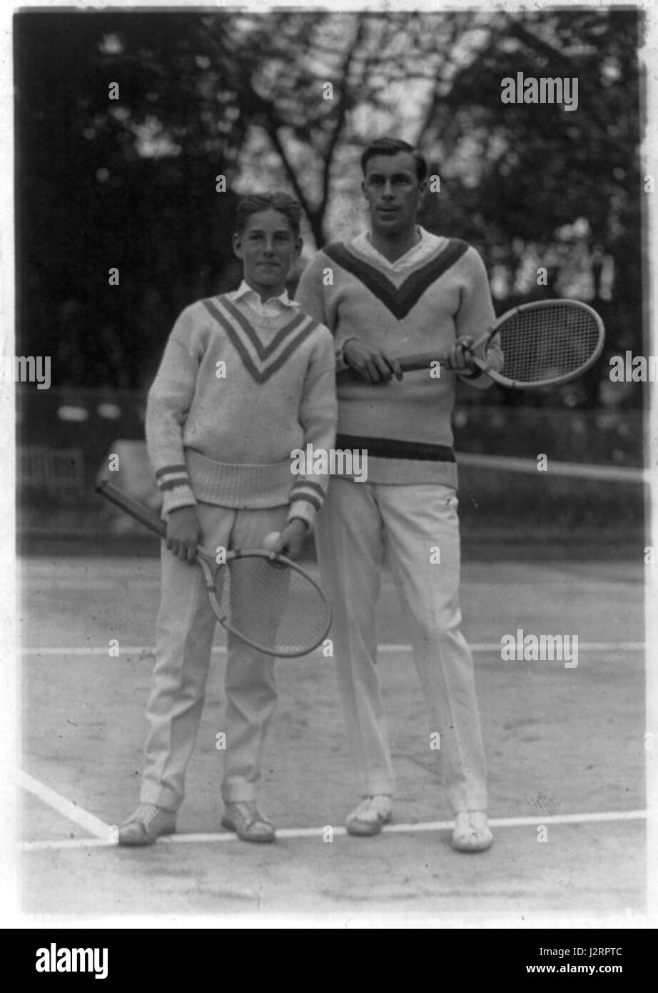 Bill Tilden und Sandy Weiner, Tennisplatz im Weißen Haus, 1923. William Tatem Tilden II (10. Februar 1893 – 5. Juni 1953), auch Big Bill genannt, war ein US-amerikanischer Tennisspieler. Tilden war von 1920 bis 1925 sechs Jahre lang Amateur der Welt und wurde 1931 und 1932 von Ray Bowers und 1933 von Ellsworth Vines als Profi der Welt eingestuft. Er gewann 14 große Einzeltitel, darunter 10 Grand-Slam-Events, One World Hard Court Championships und drei professionelle Majors. Er war der erste Amerikaner, der Wimbledon gewann und 1920 den Titel gewann. Stockfoto