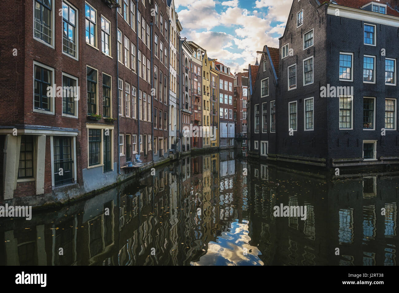 Amsterdam, Niederlande – 30. Oktober 2016: Die Grachtenhäuser entlang der Kreuzung der Grachten Oudezijds Voorburgwal und Oudezijds Achterburgwal in der Stockfoto