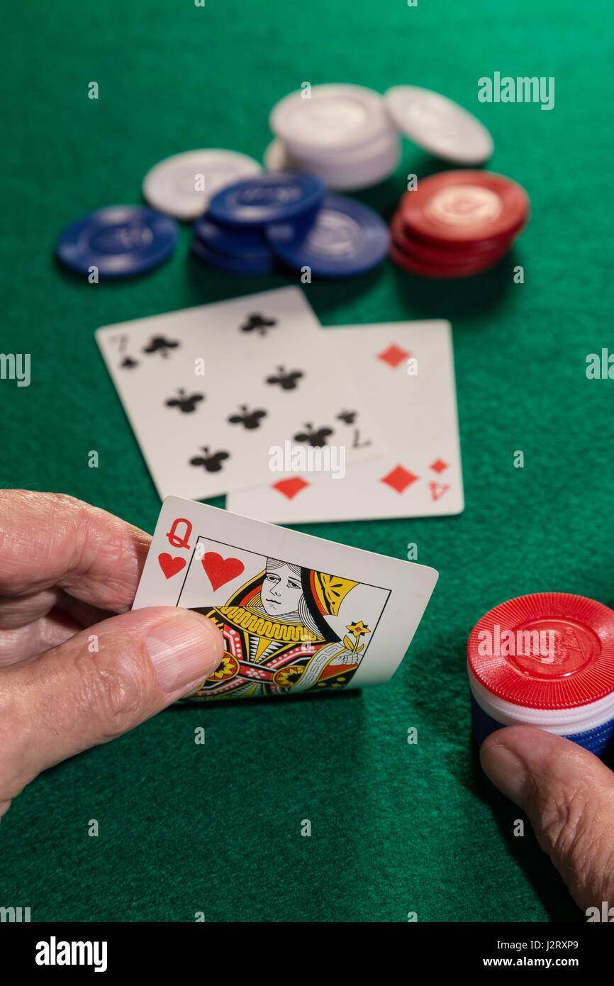 Man spielt Poker Stockfoto