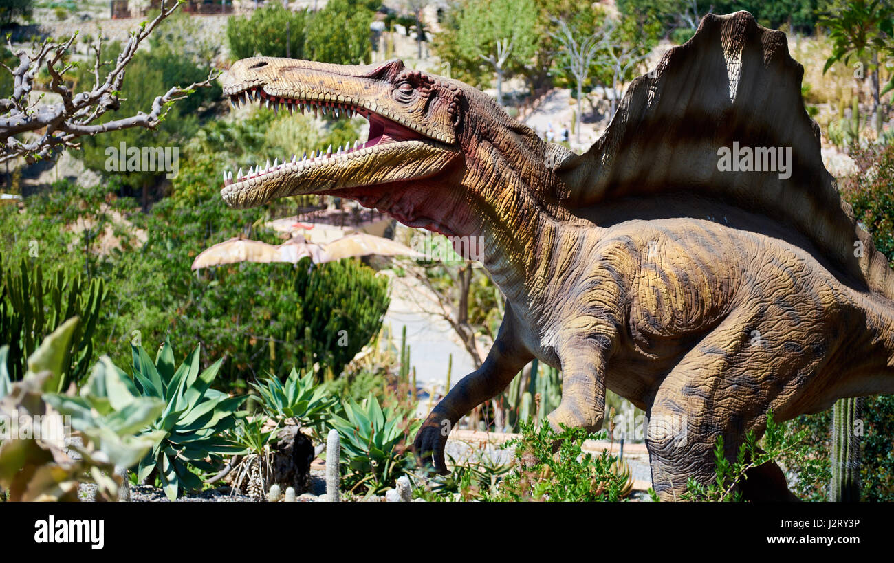 Algar, Spanien - 8. April 2017: Realistisches Modell der Spinosaurus im Dino Park von Algar. Es ist eine einzigartige Unterhaltung und Bildung Park. Spanien Stockfoto