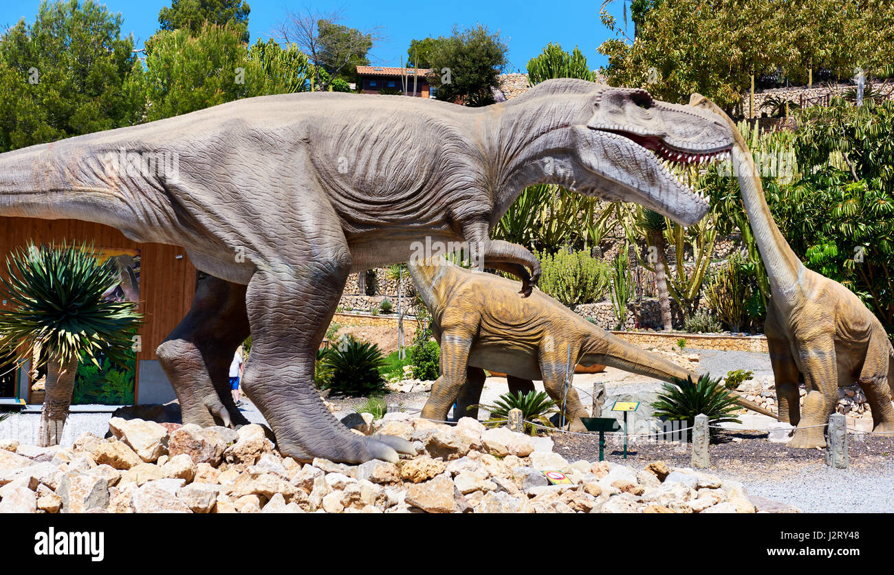 Algar, Spanien - 8. April 2017: Realistische Modelle von einem Tyrannosaurus Rex und Diplodocus Dinosaurus im Dino Park von Algar. Es ist eine einzigartige eindrucksvo Stockfoto