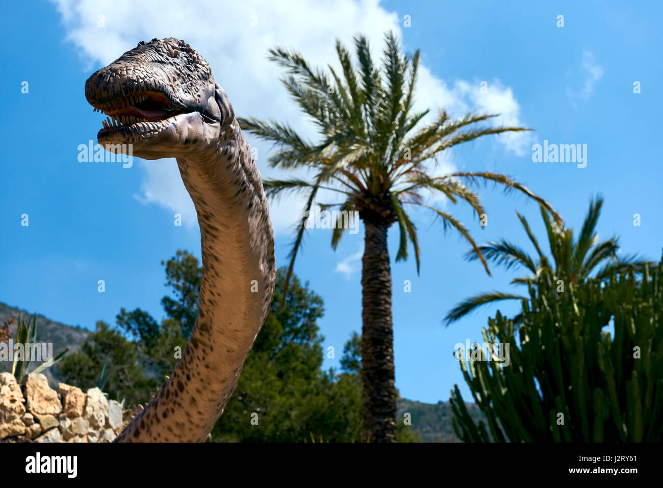 Algar, Spanien - 8. April 2017: Realistisches Modell eines Dinosauriers Amphicoelias im Dino Park von Algar. Es ist eine einzigartige Unterhaltung und Bildung Park. Stockfoto