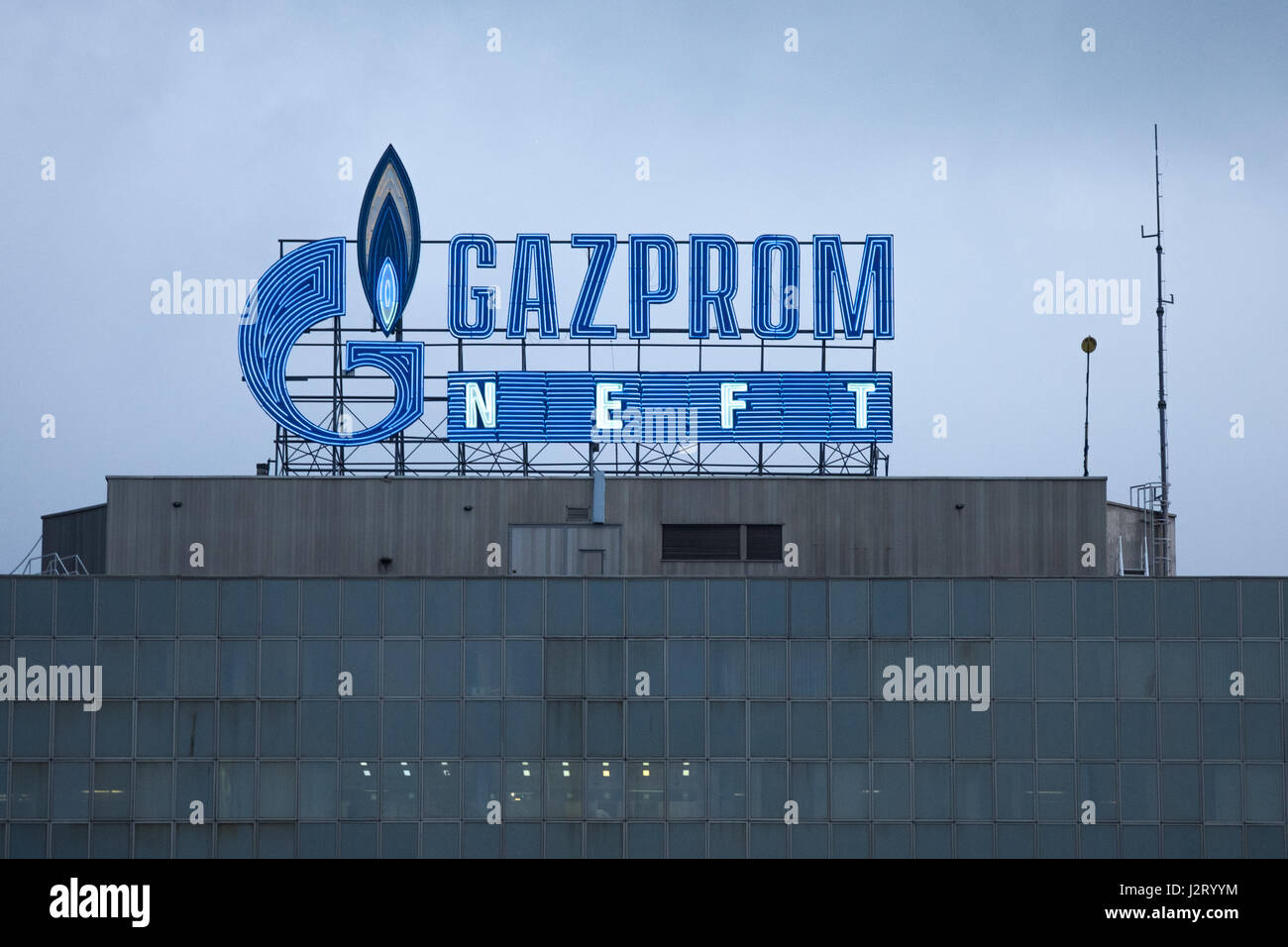 Belgrad, Serbien - 29. April 2017: Logo der Gazprom-Zentrale für Serbien. Gazprom ist eines der wichtigsten und Energie-Unternehmen Russlands, mit Stockfoto