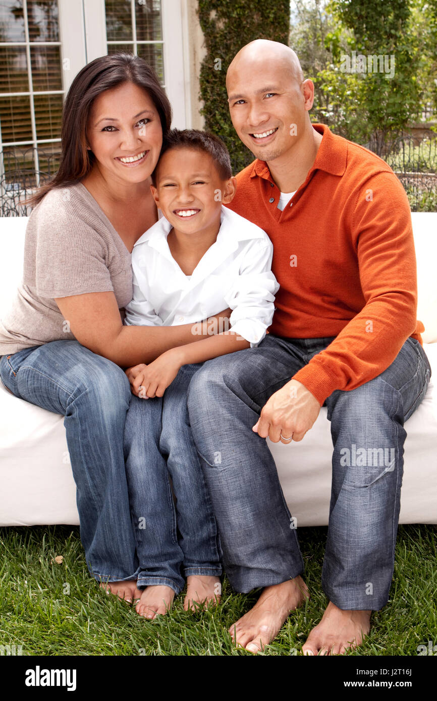 Porträt einer glücklich asiatischen Familie lächelnd. Stockfoto