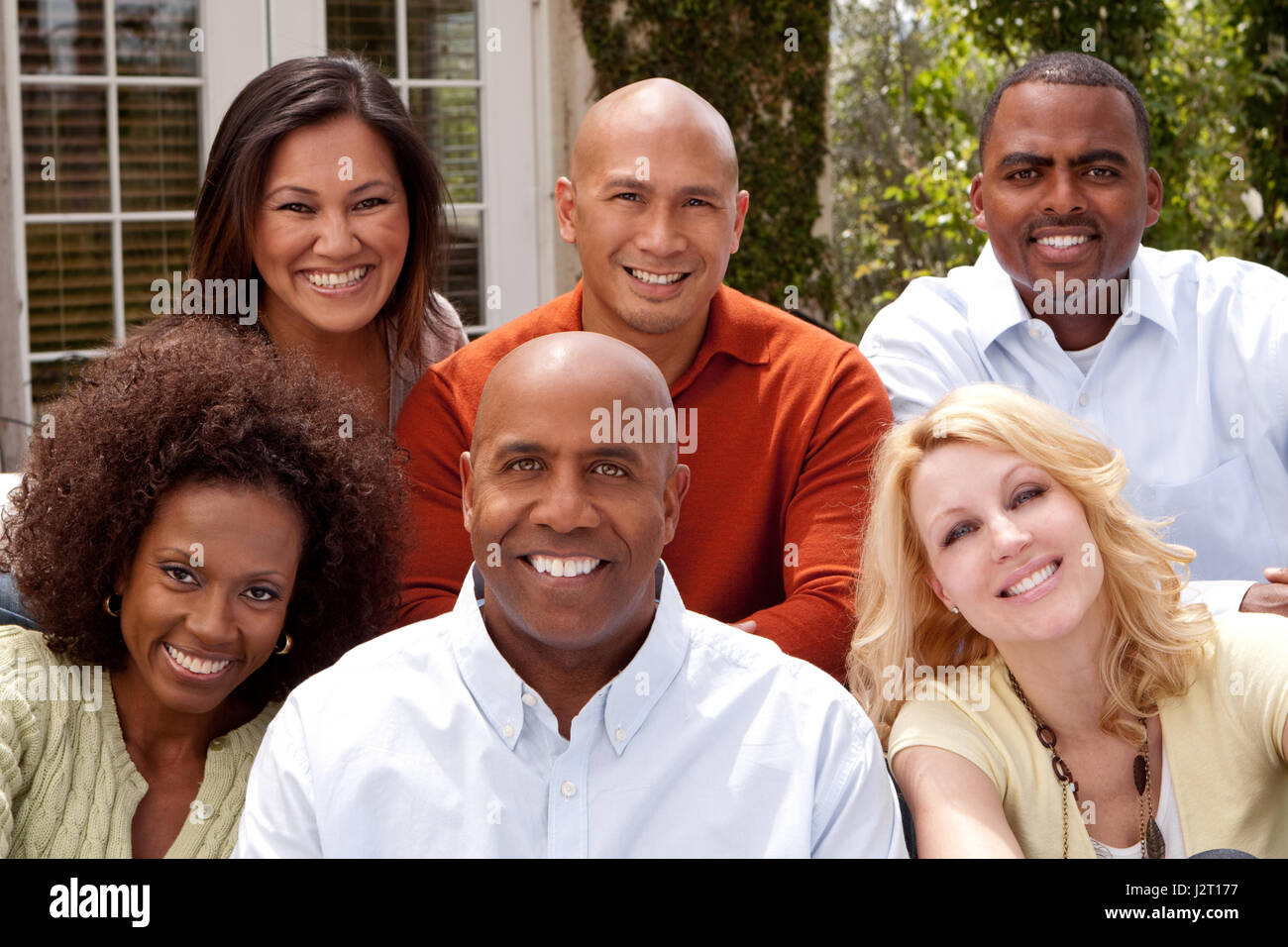 Multi ethnischen Gruppe von Personen außerhalb lächelnd. Stockfoto