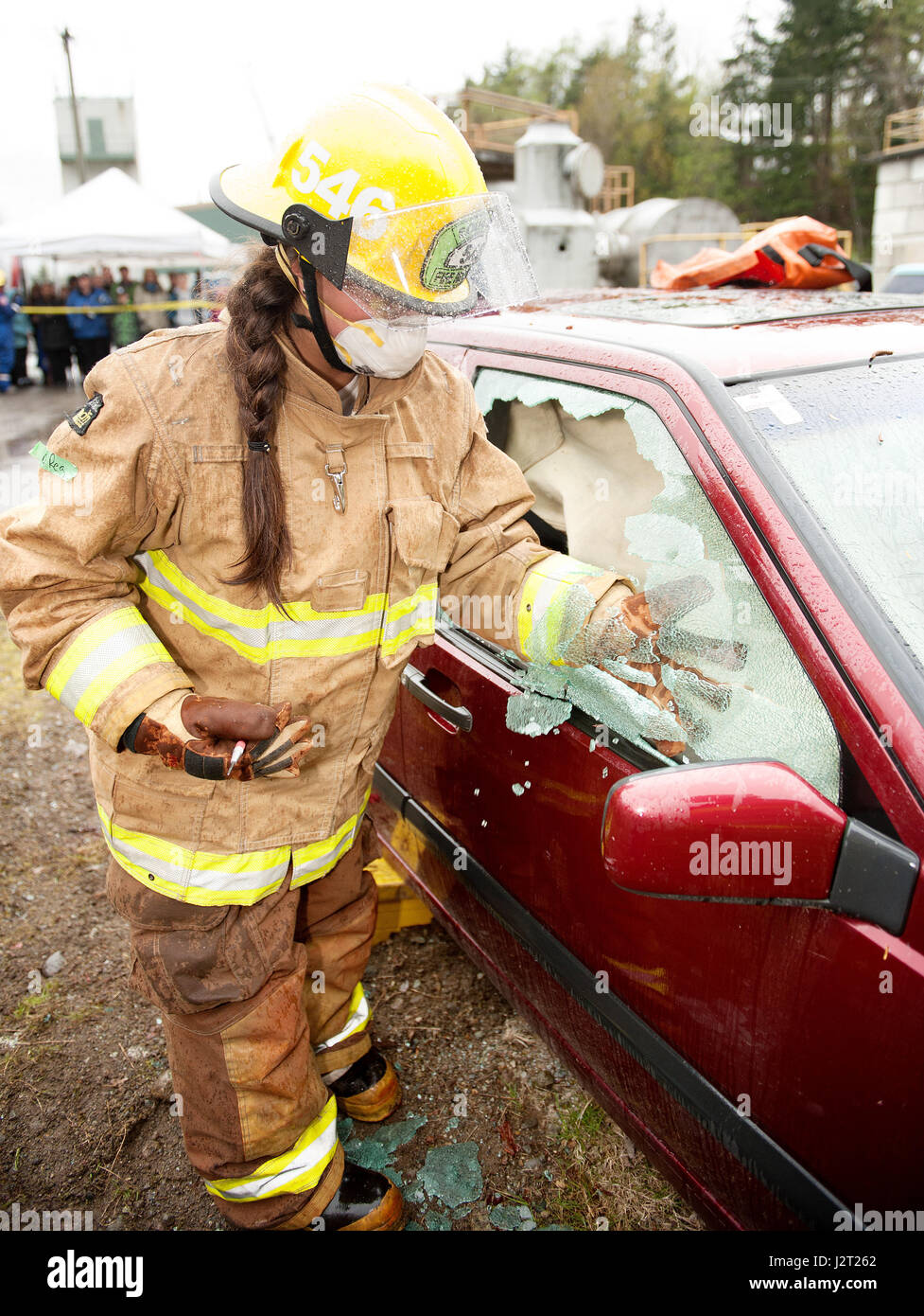 Azubi-Fire-Fighter und Howe Sound sekundären Student Kei Gray arbeitet auf einer Fahrzeug-Extraktion während der Junior Brand Academy ausüben. Stockfoto