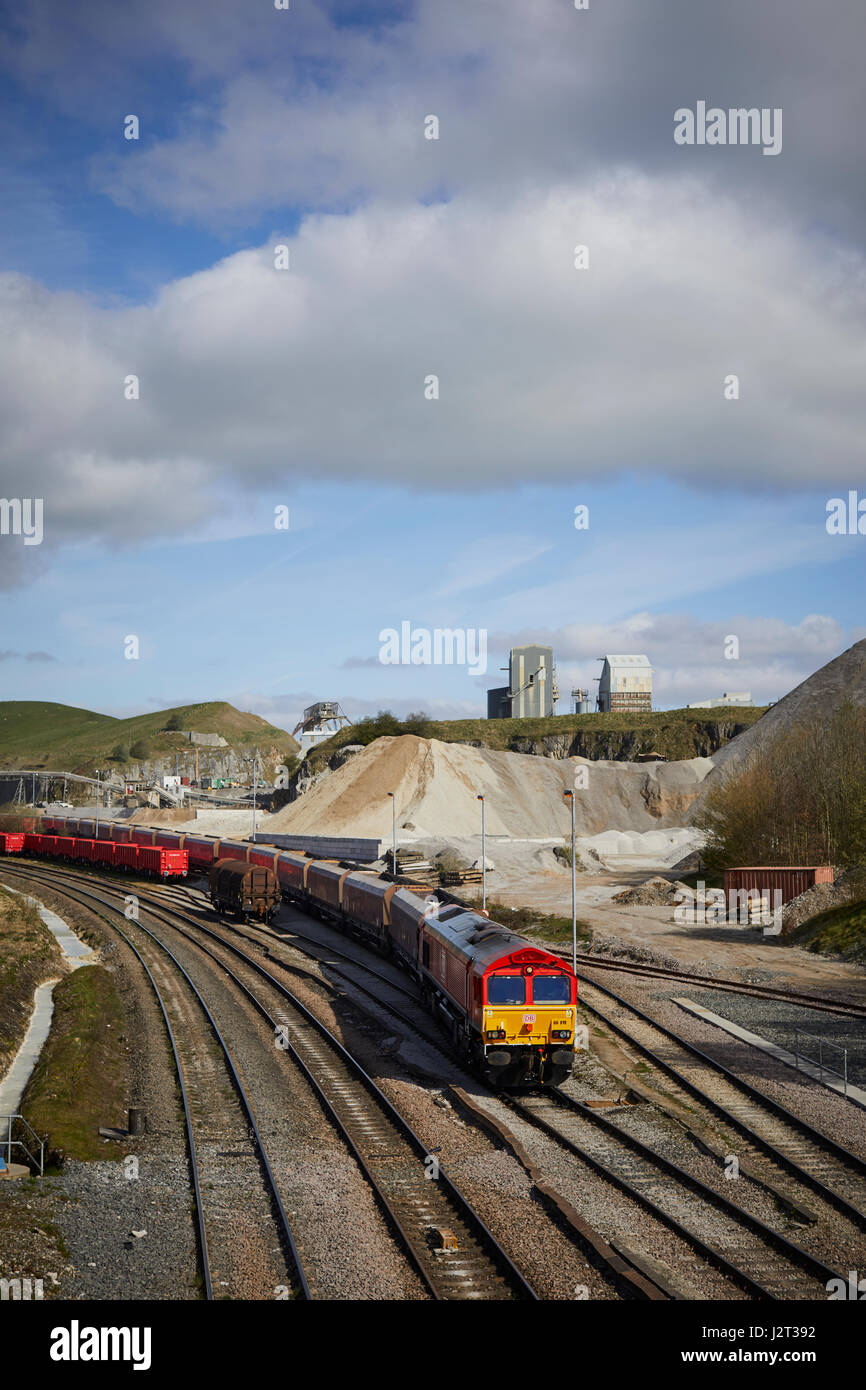 Klasse 66 Güterzüge Cemex-Steinbruch in Taube Löcher High Peak District von Derbyshire nr Buxton. Stockfoto