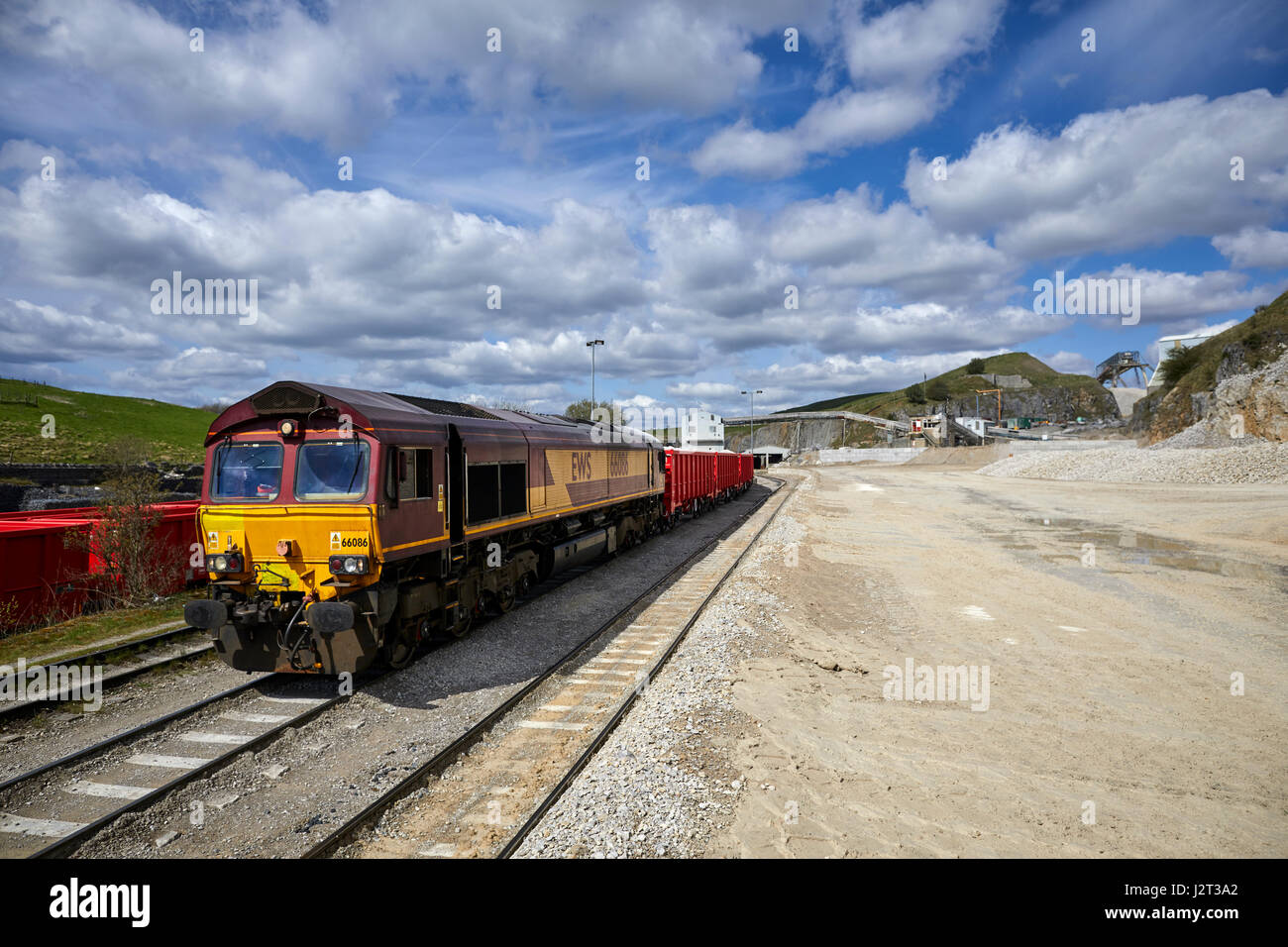 Klasse 66 Güterzüge Cemex-Steinbruch in Taube Löcher High Peak District von Derbyshire nr Buxton. Stockfoto