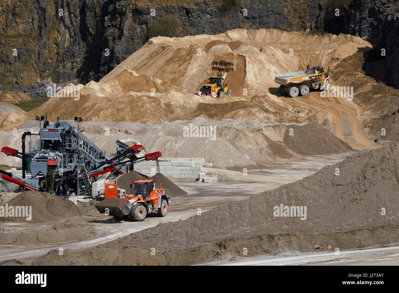 Bagger bei Cemex-Steinbruch in Taube Löcher High Peak District von Derbyshire nr Buxton. Stockfoto