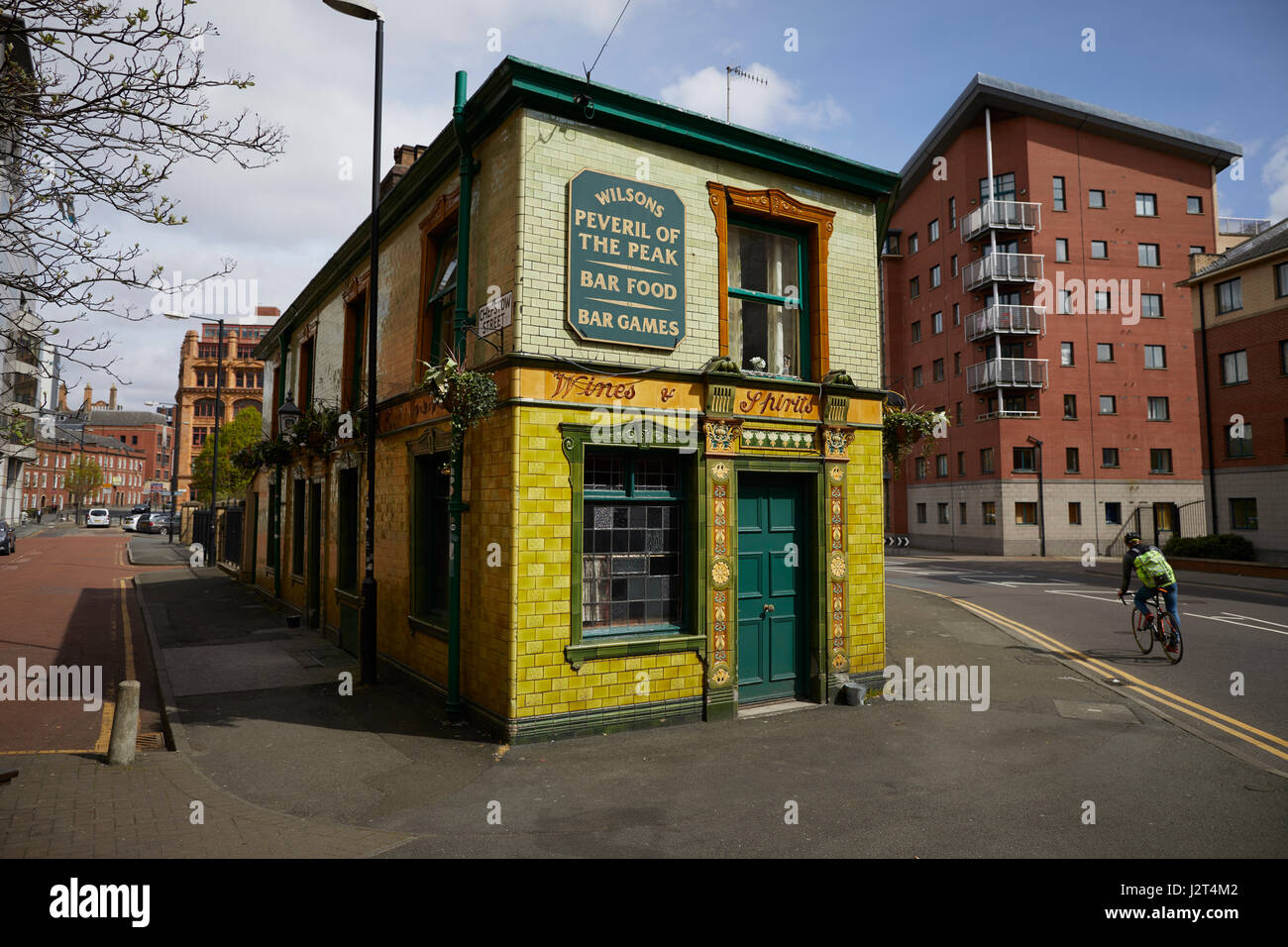 Landmark Manchester grün gekachelt bekleideten viktorianischen Pub Peveril des Peaks Stockfoto