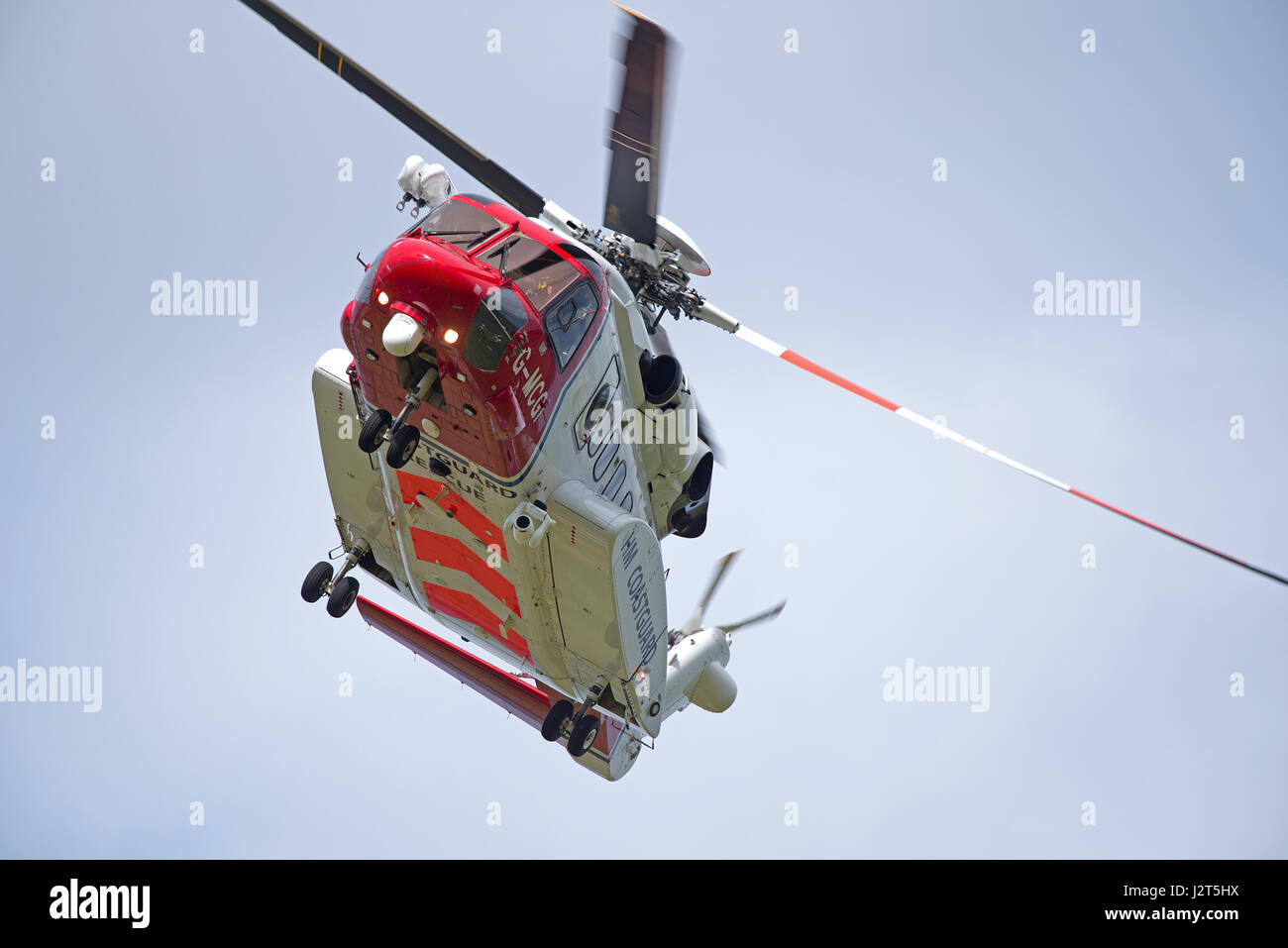 Küstenwache Hubschrauber ausgehend von Heimatbasis am Flughafen Inverness auf zurufen. Stockfoto