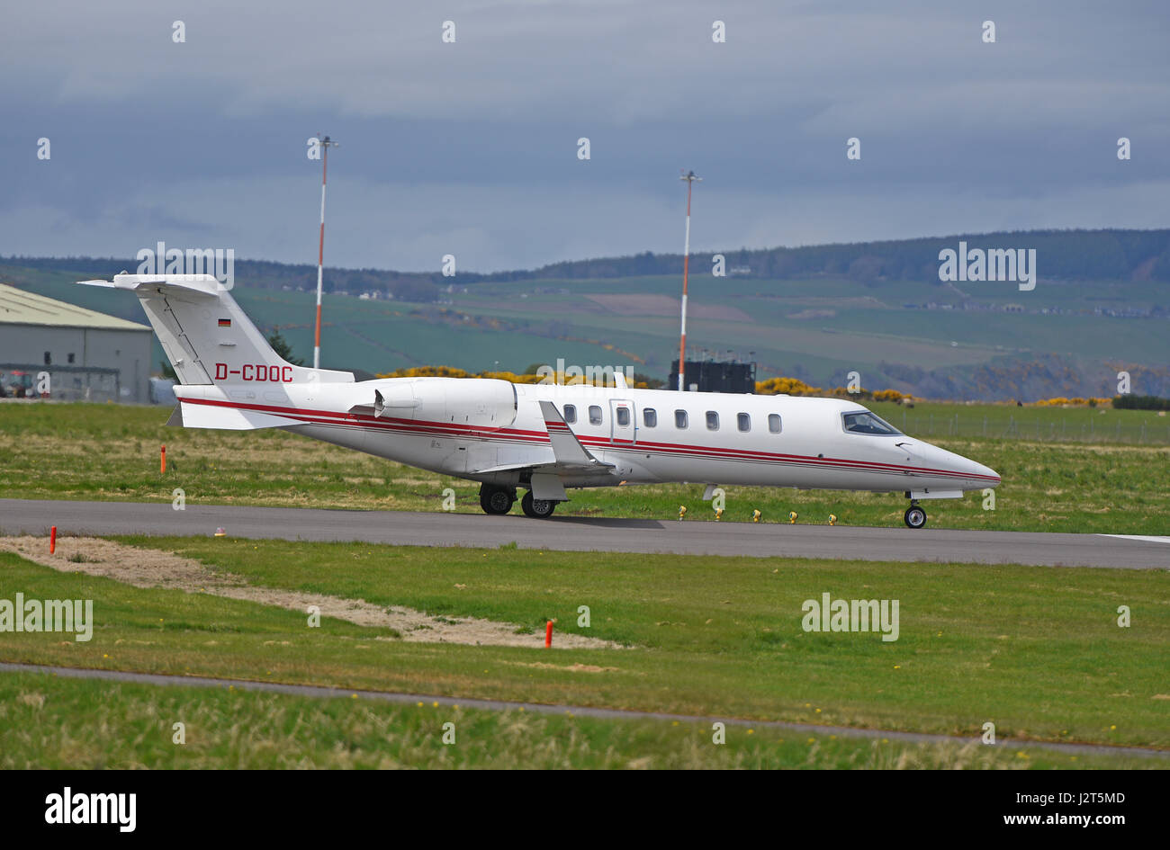 Bombardier Learjet 45 Vorbereitung ausziehen aus Inverness Dalcross Flughafen in den schottischen Highlands .de Stockfoto