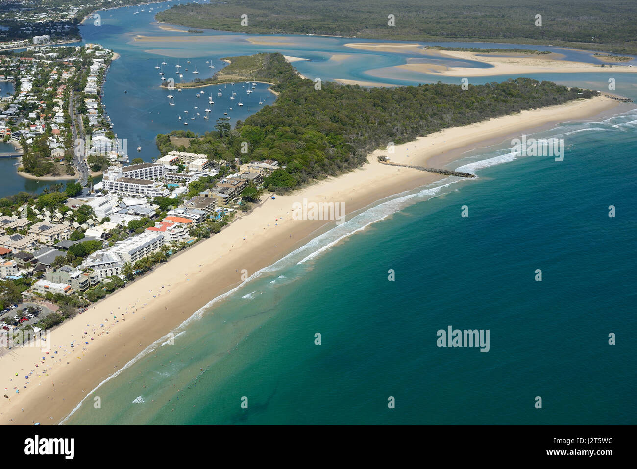 LUFTAUFNAHME. Badeort in der Nähe der Mündung einer bunten Mündung. Noosa Heads, Sunshine Coast, Queensland, Australien. Stockfoto