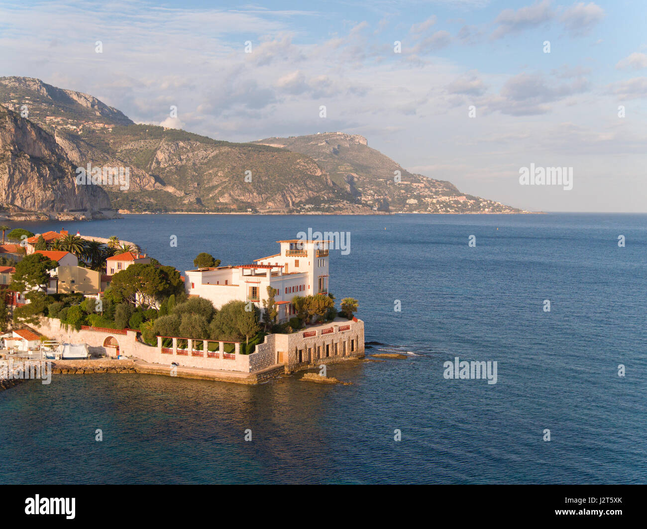 LUFTAUFNAHME. Kerylos Griechische Villa mit Blick auf den Golf von Saint-Hospice. Beaulieu-sur-Mer, Französische Riviera, Frankreich. Stockfoto