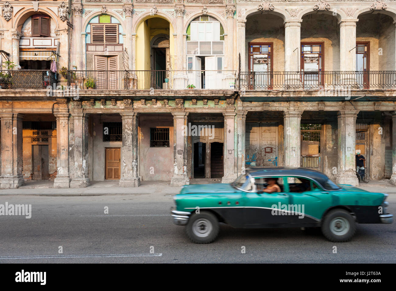 Havanna - Juni 2011: American Vintage Auto in Bewegung reist verschwimmen vor den bröckelnden Architektur der Malecon Strandpromenade Straße. Stockfoto