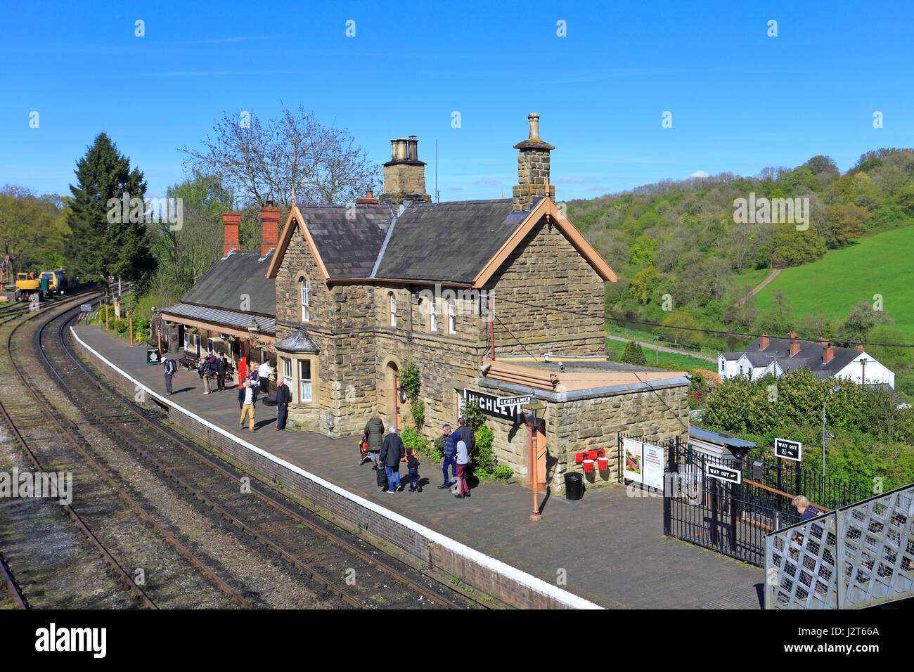 Touristen und Passagiere warten am Bahnhof Highley auf die Severn Valley Railway, Highley in der Nähe von Bridgnorth, Shropshire, England, UK. Stockfoto