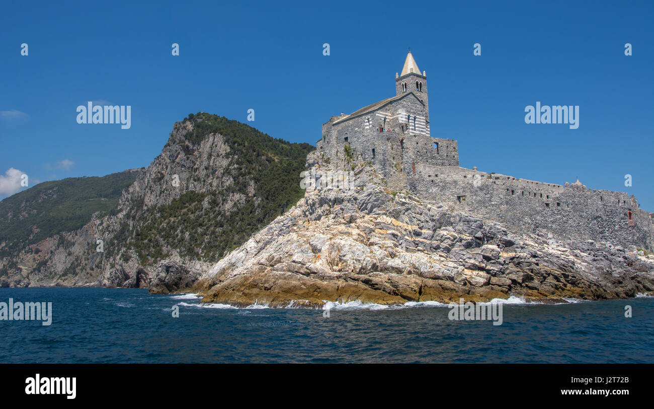 Die Chiesa di San Pietro, von einem Boot in Portovenere Ligurien, Italien Stockfoto